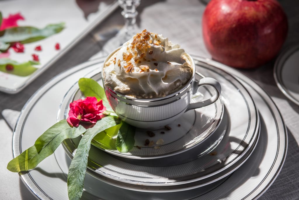 deser w zestawie Porcelany Ćmielów w kompozycji deserowej z granatem i malinami