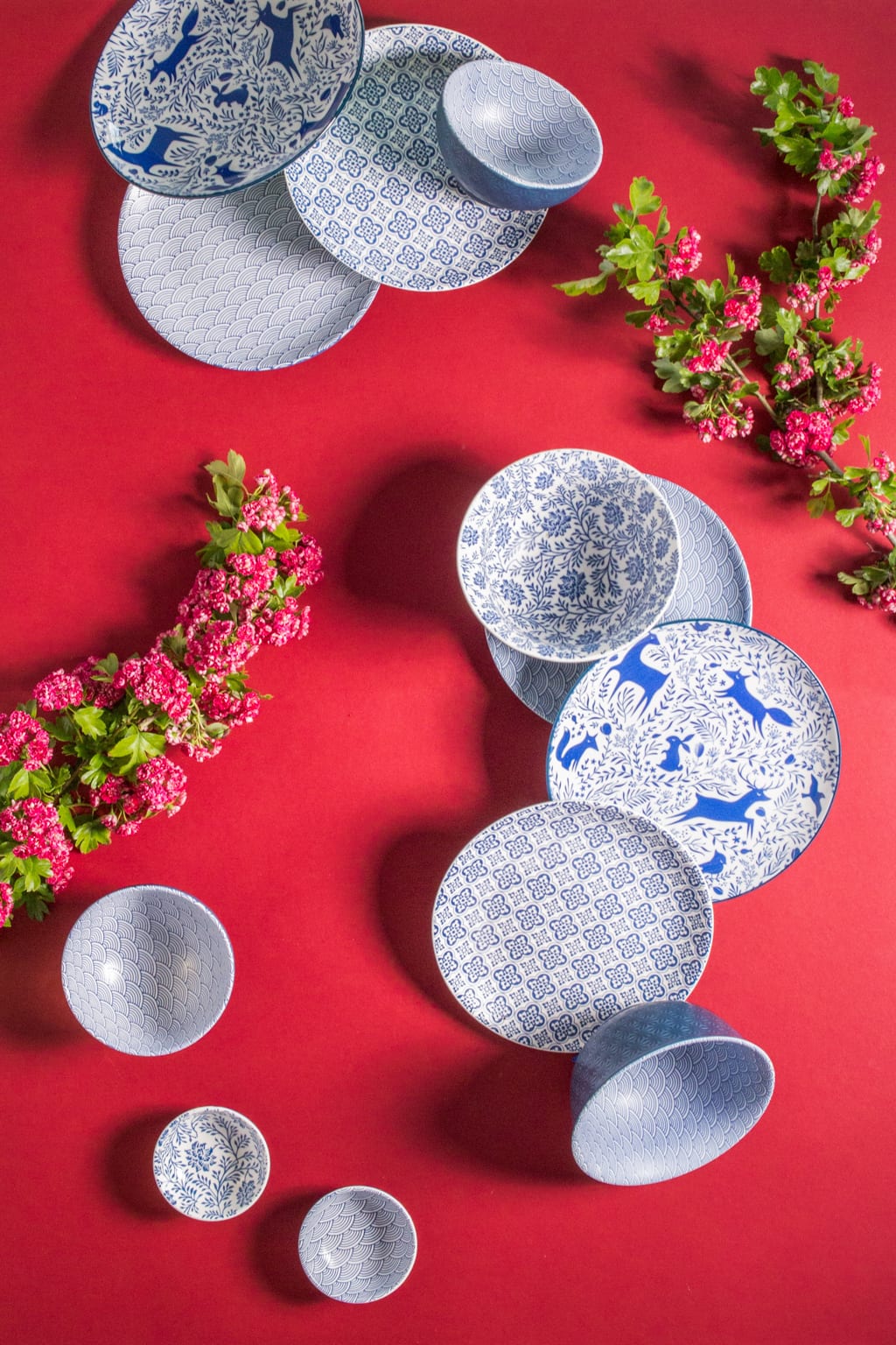 Sesja produktowa porcelana Smukee na czerwonym tle
