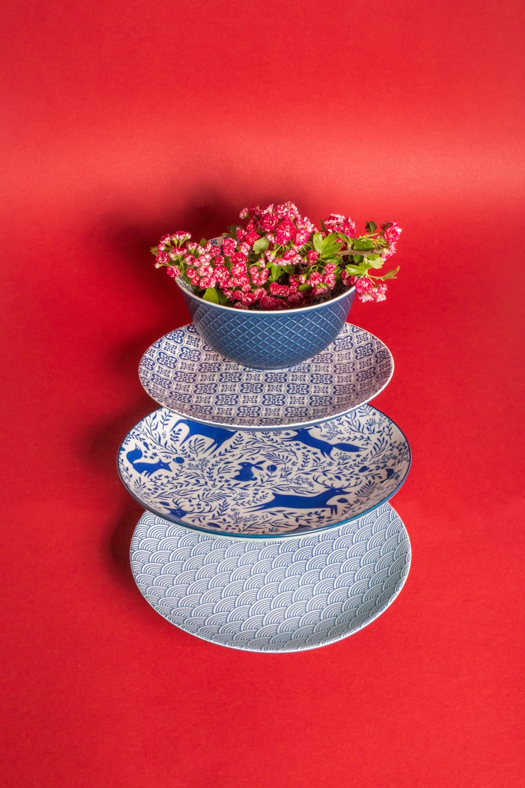 Sesja produktowa porcelana Smukee na czerwonym tle