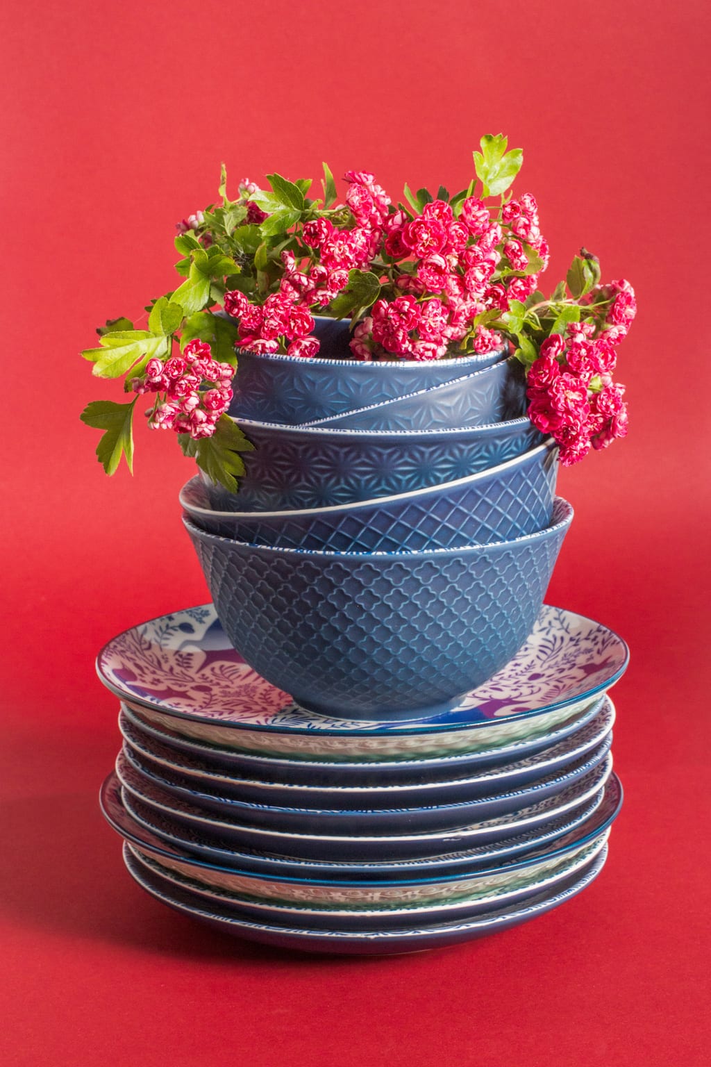Sesja produktowa porcelana Smukee na czerwonym tle