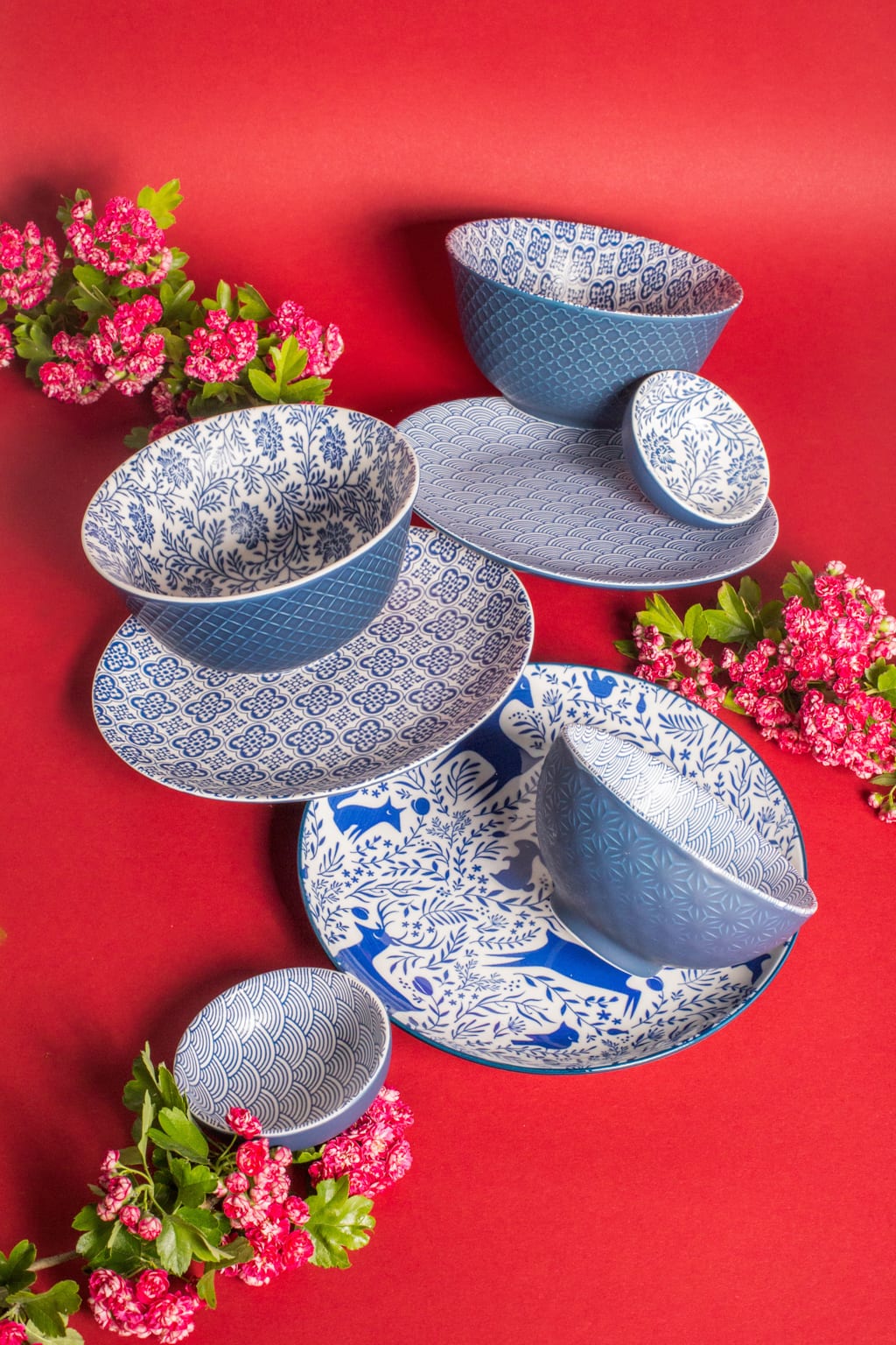 Sesja produktowa porcelana Smukee na czerwonym tle