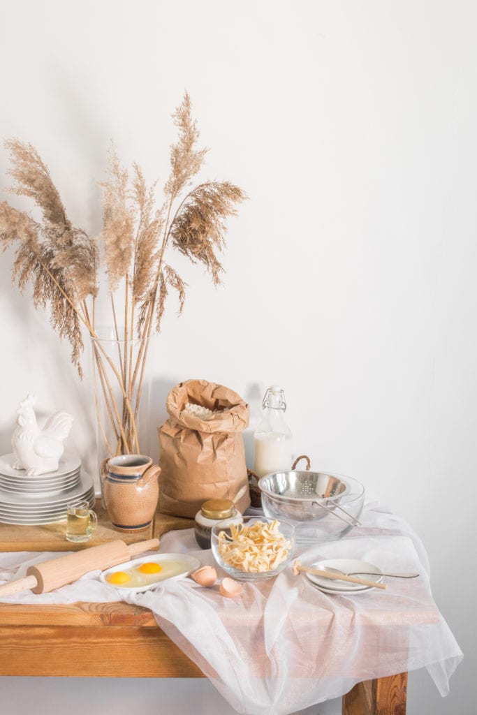 Makaron Babci Eli drewniany stół produkty do robienia makaronu